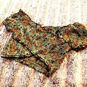 Women’s flirty floral crop top - NWT- Brand: Angie - size medium